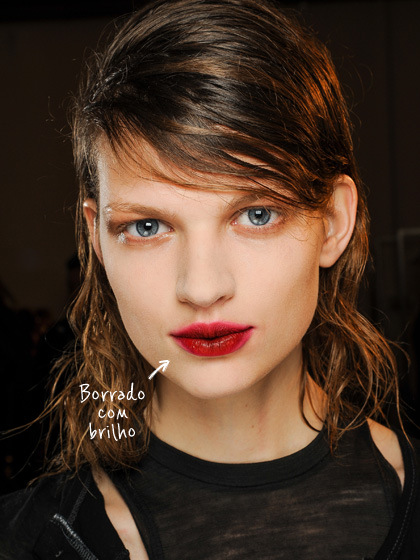 Blurred Lips: e um jeito esquisito de usar batom. | Alfinetes de Morango